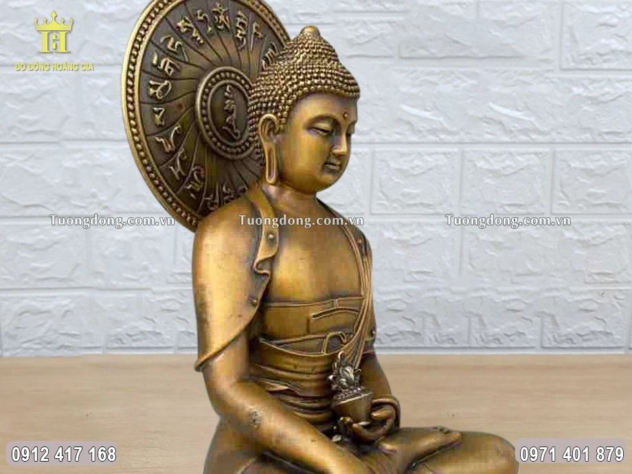 Từng họa tiết hoa văn được chạm khắc sắc nét